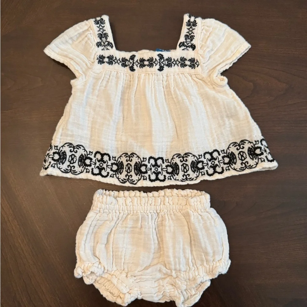 Flutter-Sleeve Baby Outfit with Black Embroidery